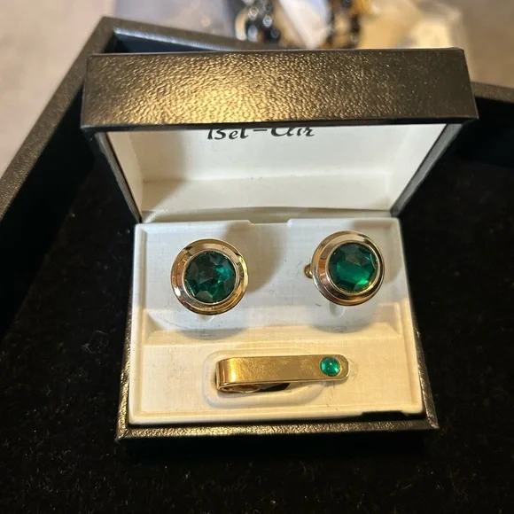Rare vintage Bel-Air green stone cufflink and tie tack set. Good condition. - Picture 3 of 3